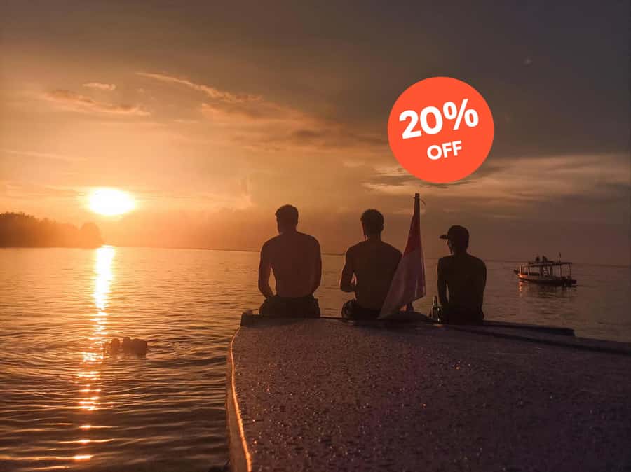Gili Trawangan: Gili Islands Sunset Boat Tour and Snorkeling - Stop 1: Underwater statues and the wow factor of a guided photo moment