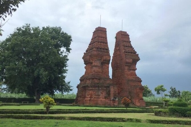 Half-Day Private Majapahit Historical Tour from Surabaya - Stop 3: Candi Bajang Ratu and the Gateway Into Sacred Space