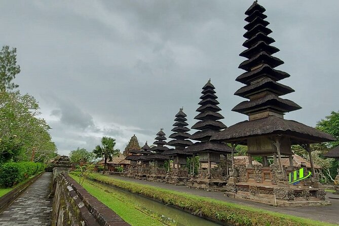 Half-Day Private Tour to Tanah Lot and Bali Royal Temple - Tanah Lot sea temple: sunset vibes, crowd reality, and the classic angles