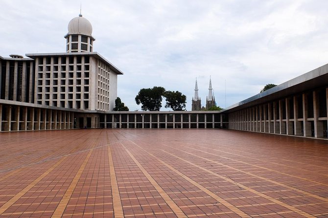 Halfday Excursion Old city Batavia with Lunch and Souvenir - Fatahillah Square and the wayang kulit experience you can actually watch