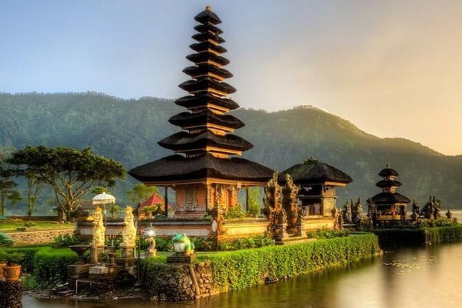 Hidden North Waterfall Bali All inclusive - Lunch, water, and the comfort that keeps you going