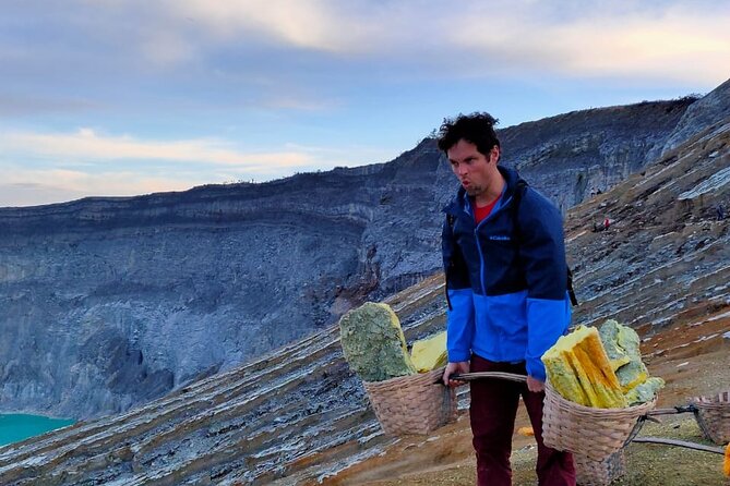 Ijen Blue Fire Trekking - Sunrise over the crater lake: the moment your photos will depend on