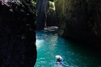 Intermediate canyoning trip in Bali "Aling Canyon" - Safety gear and instructor coaching: the lanyard system that keeps it controlled