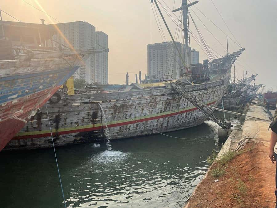 Jakarta: All-Inclusive Jakarta Heritage and Historical Tour - Sunda Kelapa Harbor: the oldest port in Jakarta, still in use