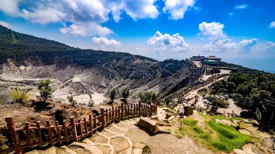 Jakarta: Bandung Volcano Day Tour - Tangkuban Perahu Volcano: crater views, steam, and photo-friendly hiking