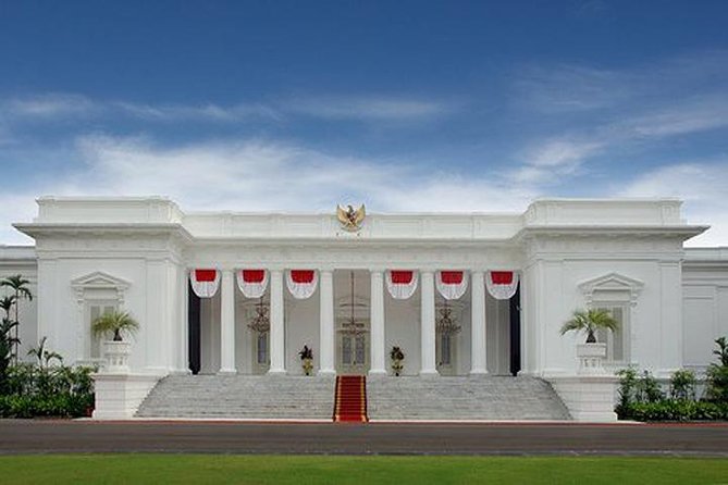 Jakarta Half-Day Guided Tour with a Private Fun Local Host - Selamat Datang Monument: a quick start with big symbolism