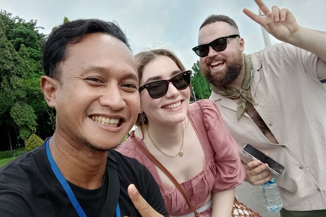Jakarta Half-Day Sightseeing Tour To Modern City and Old Town - Stop 4: Selamat Datang Monument (Welcome Statue) with included entry