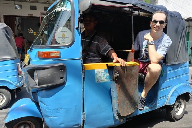 Jakarta Half-Day Sightseeing Tour To Modern City and Old Town - Stop 5: Glodok Chinatown, markets, and old pagoda roots