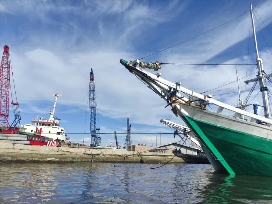 Jakarta: Highlights Capital City with Canal Boat Tour - A 6-hour Jakarta highlights route that mixes harbor life and big-city icons