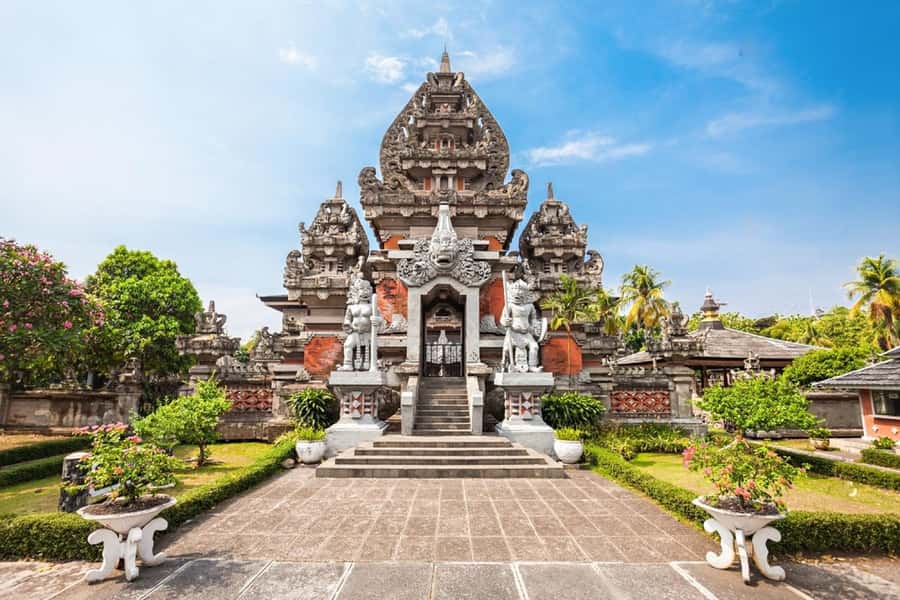 Jakarta: Jakarta Culture and Landmarks Full-Day Tour - Istiqlal Mosque and the Jakarta Cathedral: faith, architecture, and a rare side-by-side view