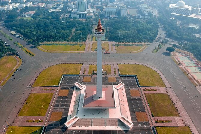 Jakarta Private Custom Walking Tour with A Guide - Stop 1: Merdeka Square and the meaning of independence
