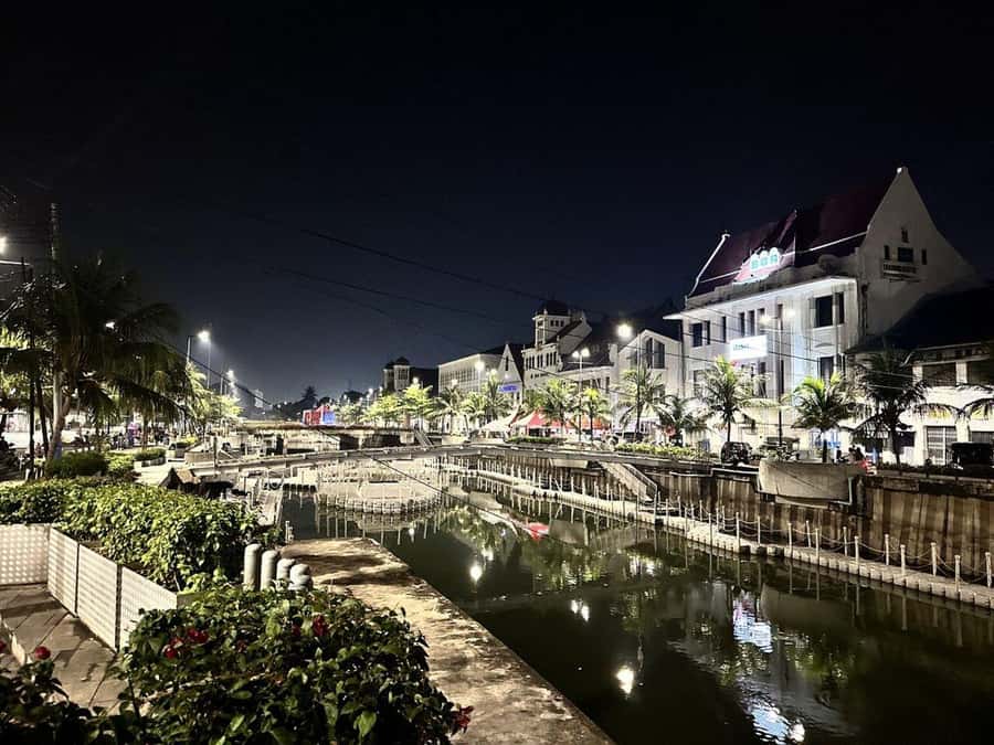 Jakarta: Private Guided Sightseeing & Street Food Night Tour - Istiqlal Mosque and the Cathedral: unity in design and location