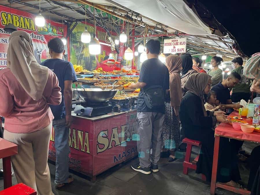 Jakarta: Private Guided Sightseeing & Street Food Night Tour - Mangga Besar Street food: martabak tasting plus you choose the rest