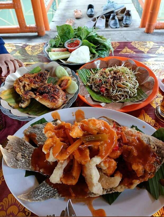 Jakarta to Bogor: Luhur Waterfall and Lake Lido Day Trip - Lake Lido: the Dutch-era lake lunch break you didn’t expect