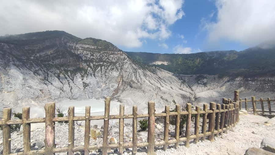 Jakarta: Volcano, Hot Spring, Tea, Rice Fields, &Coffee tour - Tangkuban Perahu: hiking the active crater near Bandung