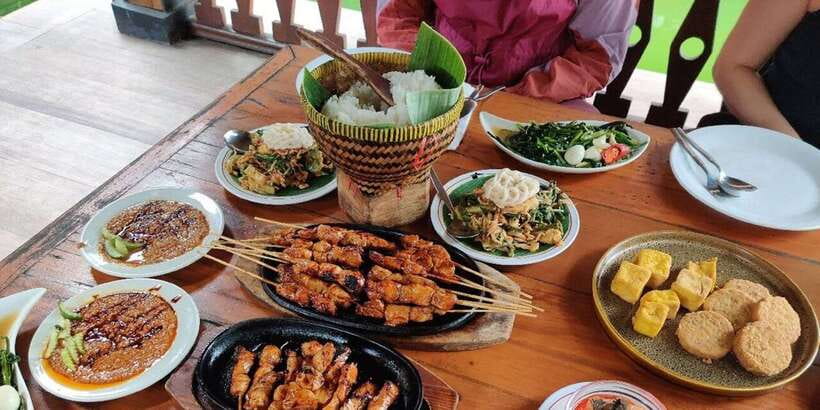 Jakarta: Volcano, Tea/Rice Fields, Hot Spring, Local Food - Pickup, drive time, and how the day stays in one piece
