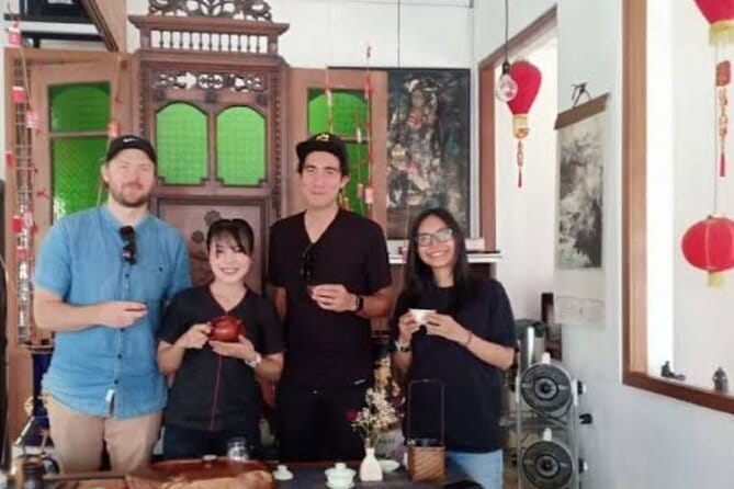 Jakarta Walking Tour with Public Transportation Visiting Sites - Selamat Datang Monument: quick photo stop with a purpose