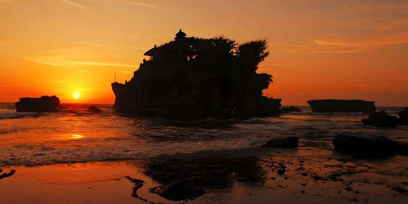 Jatiluwih VW Safari Bali Tour - Tanah Lot at Sunset: Black Lava Towers and Golden Light