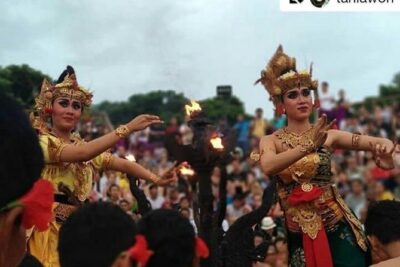 Kecak fire dance and uluwatu temple tour - free wifi - Stop 2: Uluwatu Temple, ocean views, and monkey-proof habits