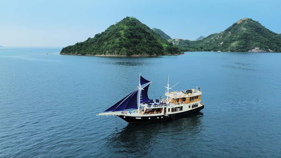 Labuan Bajo: 2 Nights Komodo Liveaboard on Phinisi Boat - Phinisi Boat Living: What’s Included and What to Plan For
