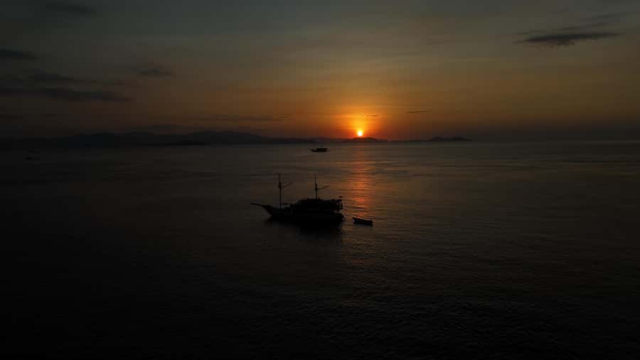 Labuan Bajo: 2 Nights Komodo Liveaboard on Phinisi Boat - Komodo and Rinca Dragon Time: How the Guided Hike Works