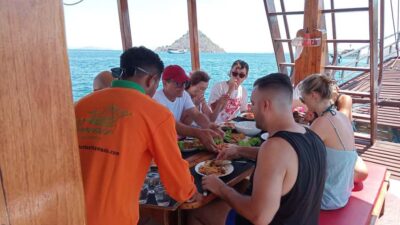 Labuan Bajo: 2D1N Komodo & Pink Beach Shared Boat Tour - Day 1: Kelor Views, Manjarite Reefs, and Kalong at Dusk