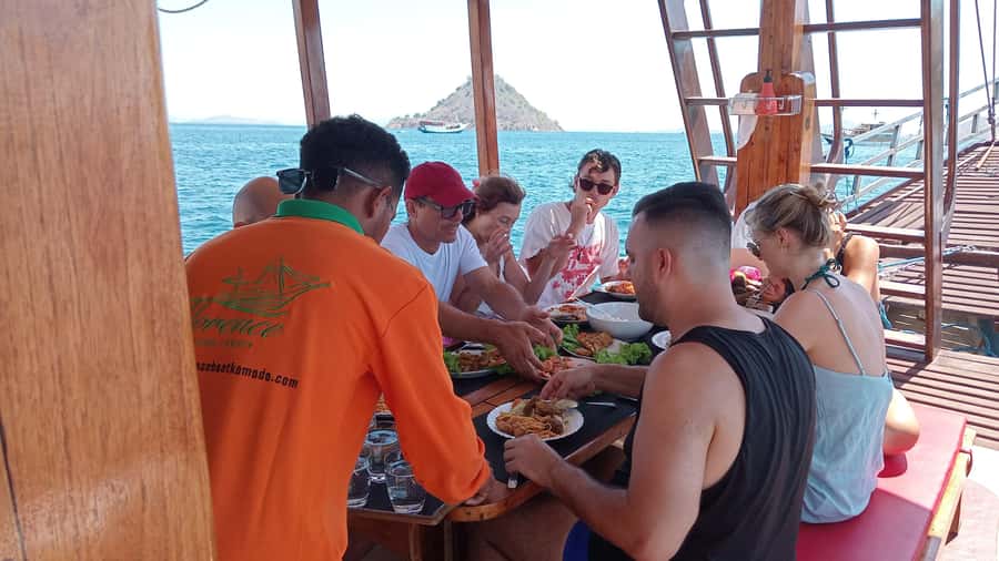 Labuan Bajo: 2D1N Komodo & Pink Beach Shared Boat Tour - Day 1: Kelor Views, Manjarite Reefs, and Kalong at Dusk
