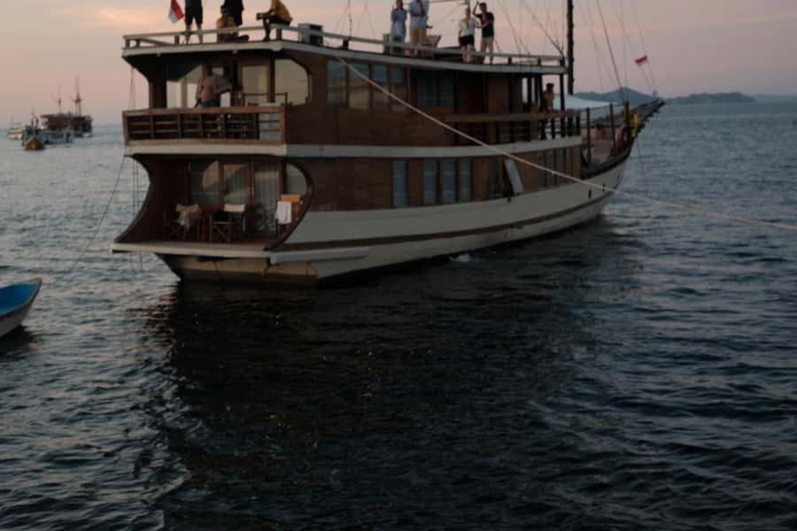 Labuan Bajo: 3-Day Komodo Island and Pink Beach Tour - Day 2: Padar sunrise, Pink Beach swim, Komodo dragons, and Manta Point
