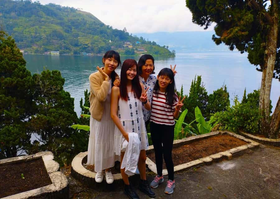 Lake Toba Fullday Tour from Medan - Samosir Arts and Crafts Market: Souvenirs with a purpose