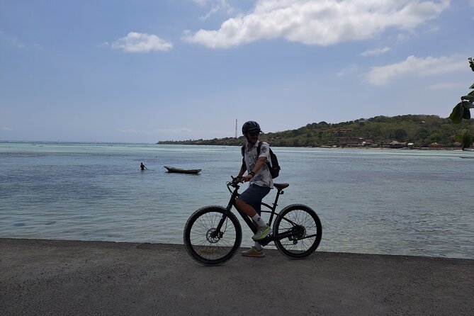 Lembongan Electric Bike tour - Stop 3: Yellow Bridge, Nusa Ceningan, and a Quick Photo Check