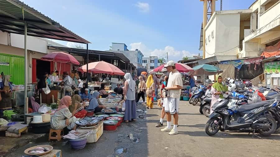 Lombok: Full-Day Tour with Lunch and Hotel Pickup - Banyumulek pottery village: watching clay become souvenirs