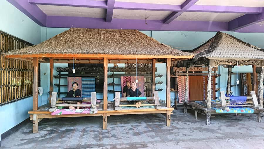Lombok: Full-Day Tour with Lunch and Hotel Pickup - Kebon Roek market and Pengsong Mountain: temple views plus monkey-forest walking