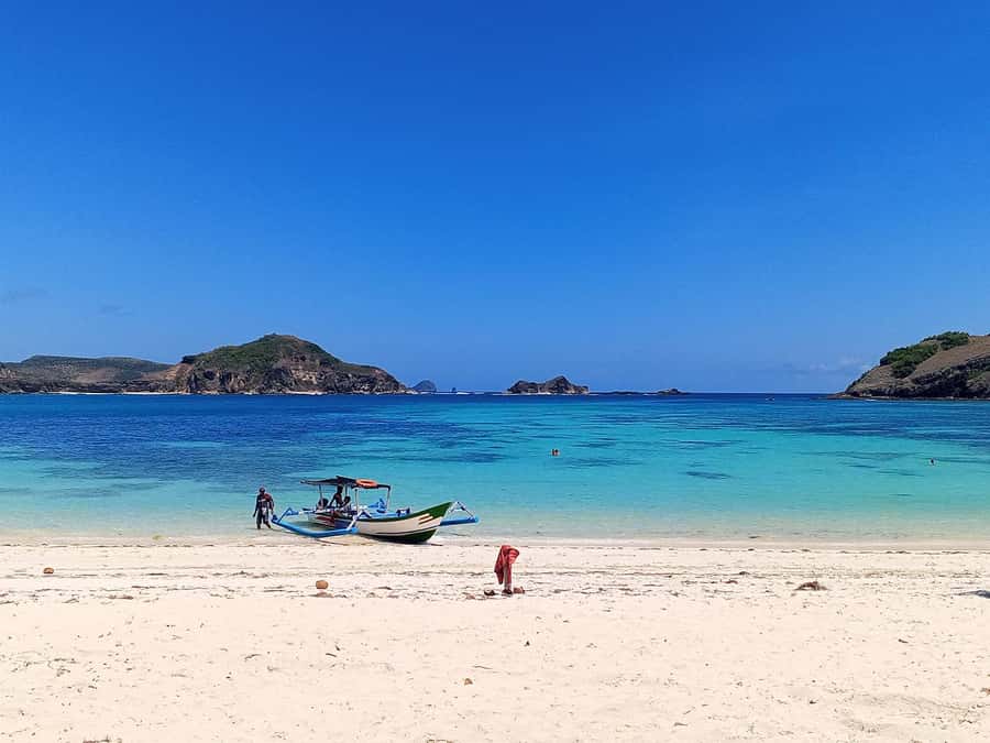 Lombok: Sasak Traditional Villages and Beaches Tour - Tanjung Aan’s sand time: a beach stop that’s about cooling off