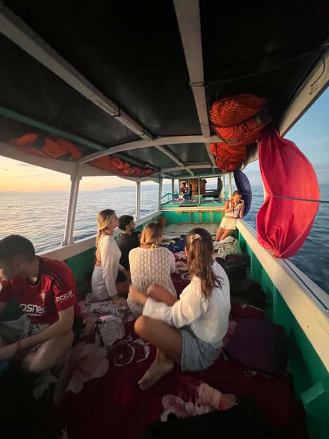 Lombok : Sharing Whale Shark Tour 2 Day 1 Night Sumbawa - What’s included (and what you’ll pay for): meals, gear, and the towel gap