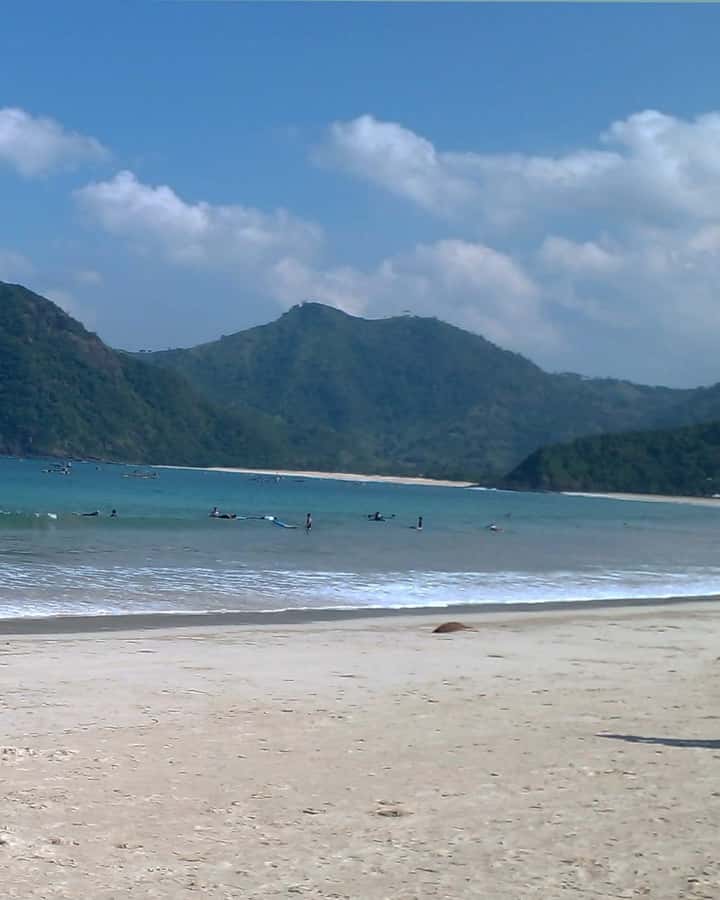 Lombok: Southern Beach, Traditional Village, Handcraft Tour - Kuta Mandalika Beach: Lunch Time, Sunbeds, and Motocircuit Context