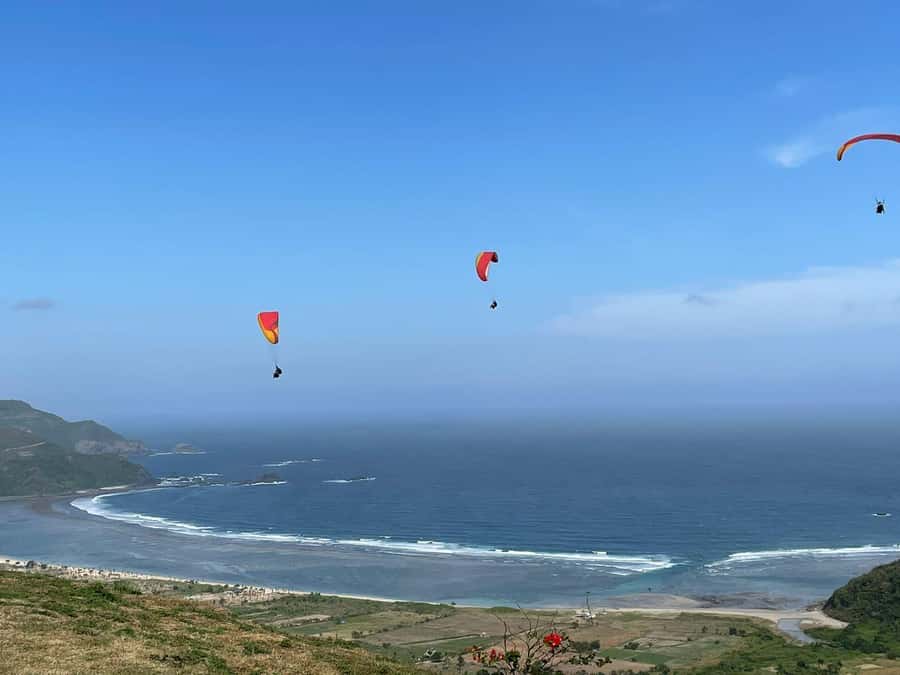 Lombok : Tandem Paragliding with Pilot & Beach Tour - Who should book—and who should skip this
