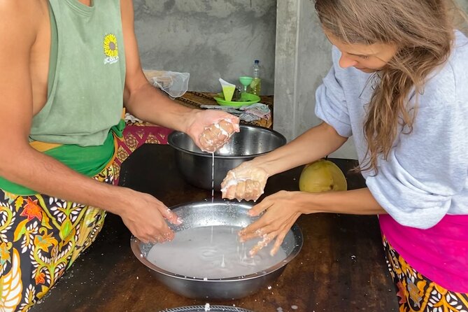 Make Traditional Bali Coconut Oil with a Balinese Family - The coconut scrub massage: relaxation while the oil works