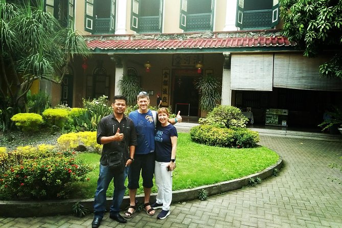 Medan city Tour - Stop-by-stop: markets, mosque, palace, temples, and kopi saok