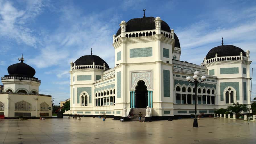 Medan: Highlights City Sightseeing Guided Group Tour - Al-Mashun Great Mosque at Kota Medan: Big Architecture, Easy Orientation