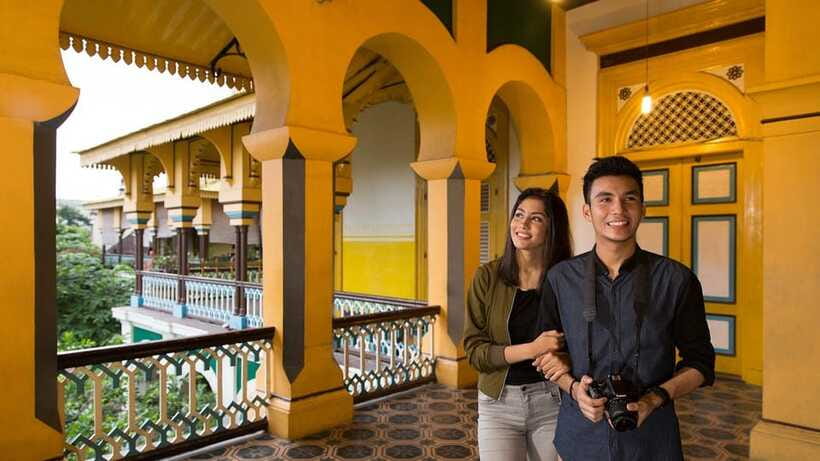 Medan: Highlights City Sightseeing Guided Group Tour - Pajak Ikan Lama Market: Quick Shopping Time with Local Energy