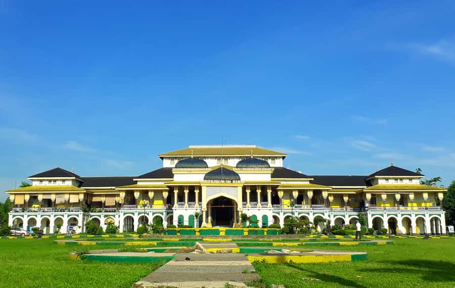 MEDAN : Private Car Driver For Medan Excursions - Medan’s cultural mix: mosques, churches, and royal-style architecture