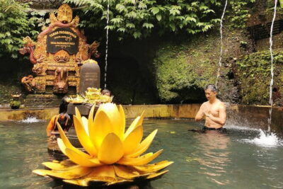Melukat Purification Ceremony at Taman Pecampuhan Sala Temple - Prayers and offerings: What you’re doing besides getting wet