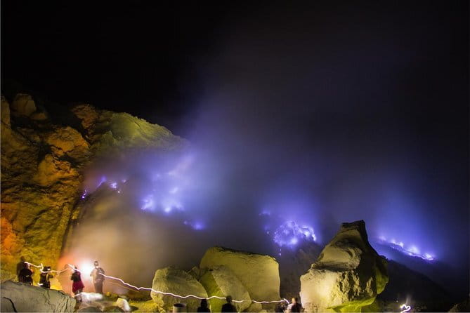 Mount Batur Sunrise Jeep & Cleansing Ritual at Tirta Empul Temple - The walk through black lava: what to expect on the ground