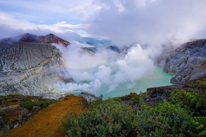 Mount Ijen Crater Tour From Ubud Bali - Returning Down: Rocky Steps, Fresh Air, and a Guide Who Actually Helps