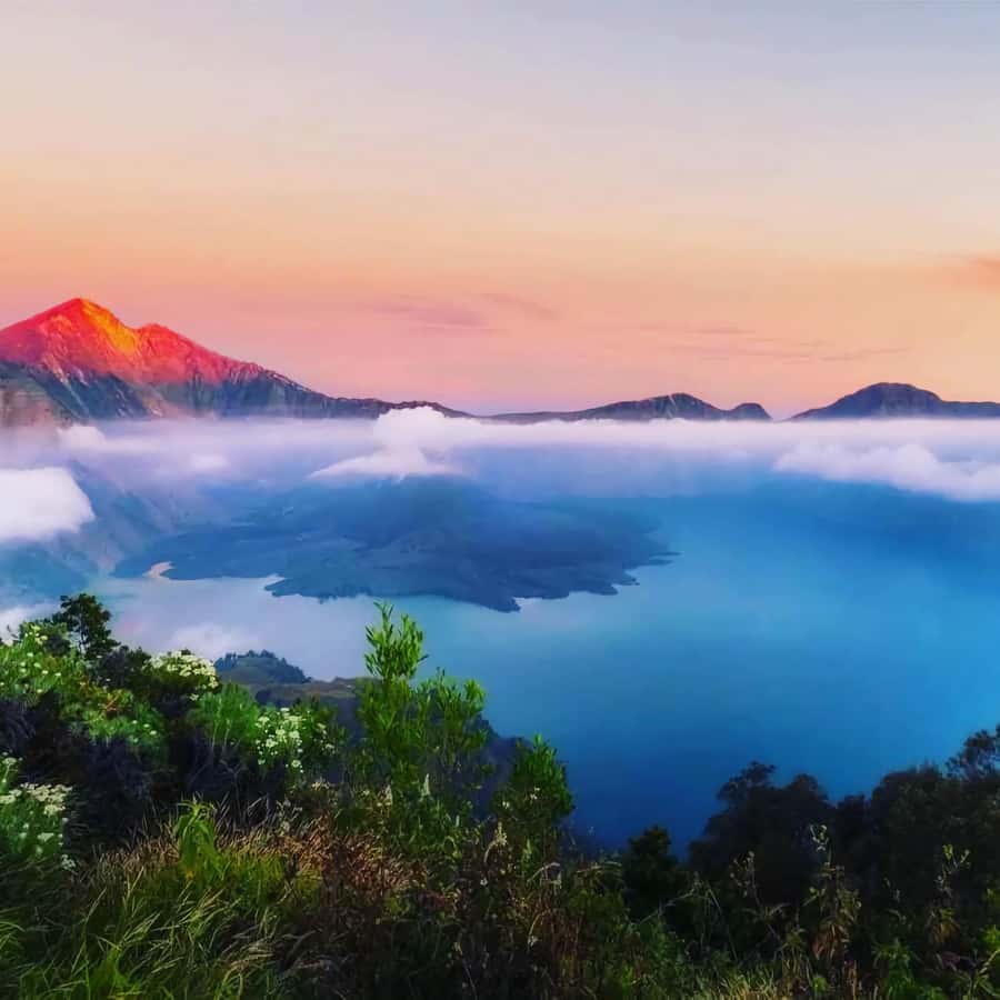 mount rinjani One day trek - Midday arrival and lunch at the crater rim: when the view becomes the point
