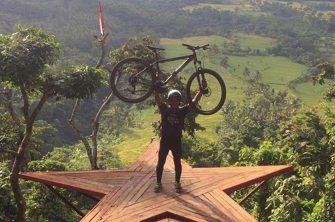 Mountain Biking and Waterfall Tour from Lombok - Your guide, your pace, and why the tour feels less stressful