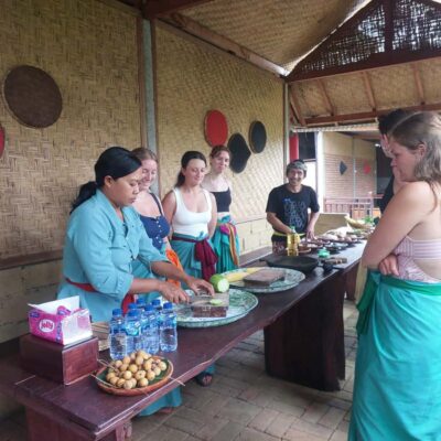 Munduk Balinese Cooking Class lunch/Dinner at a Local Home - Inside a local family kitchen: how the evening unfolds