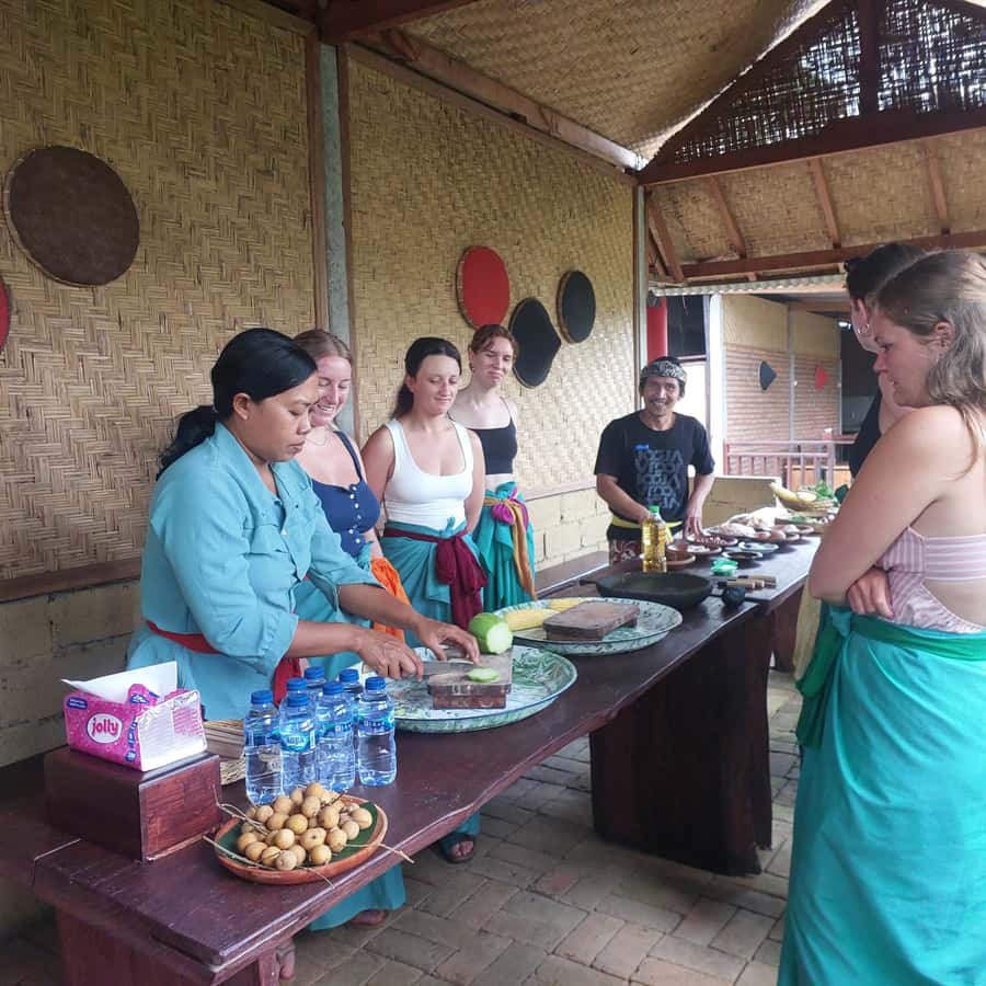 Munduk Balinese Cooking Class lunch/Dinner at a Local Home - Inside a local family kitchen: how the evening unfolds