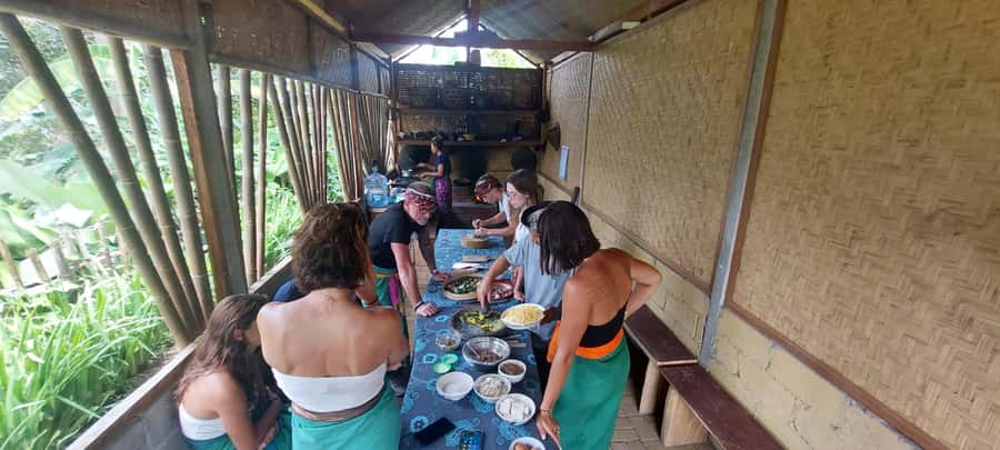 Munduk: Balinese Cooking Class with Dinner at a Local Home - English Support and Small-Group Comfort