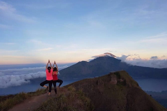 Munduk: Twin Lake Jungle Hike, Ulun Danu Temple, & Waterfall - Temples with real atmosphere: Ulun Danu Tamblingan and Pura Dalem Tamblingan